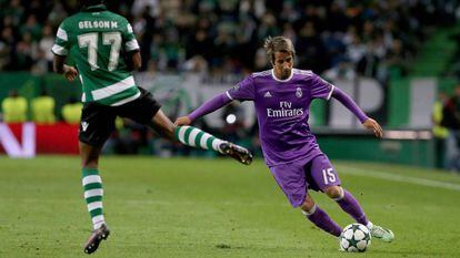 Coentrao ante Gelson en el Sporting-Madrid de la fase de grupos de la Champions.