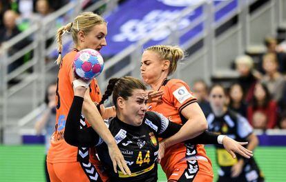 Ainhoa Hernandez Serrador es frenada por dos jugadoras holandesas.