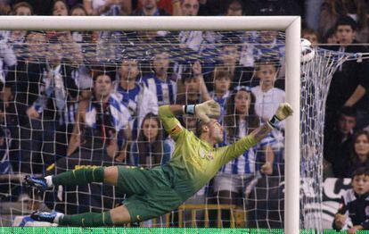 Víctor Valdés encaja el tercer gol