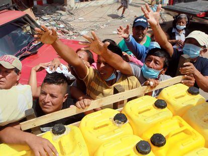 Pie de foto: Supervivientes del terremoto esperan a recibir ayuda el jueves en Manta