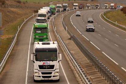 Caravana de camiones desde Nanclares de la Oca hasta la sede del Gobierno Vasco en Vitoria con motivo de la huelga de transportistas.