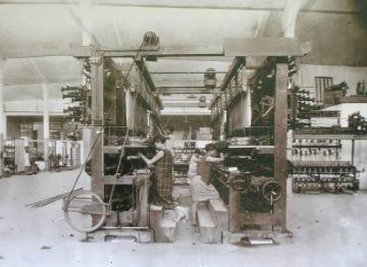 Treballadores davant uns telers de la fàbrica Benet Campabadal, en els anys 30.