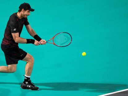 Murray golpea la pelota durante una exhibici&oacute;n reciente en Abu Dabi.