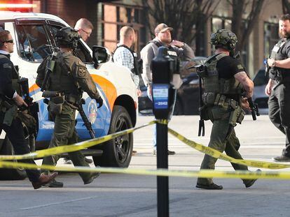 Varios agentes se despliegan en los alrededores del banco donde se ha producido un tiroteo este lunes en el centro de la ciudad de Louisville, Kentucky (EE UU).