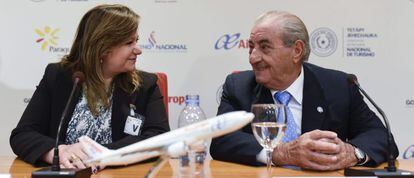 El presidente de Air Europa, Juan Jos&eacute; Hidalgo, y la ministra de Turismo de Paraguay, Marcela Bacigalupo.