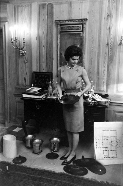 Jacqueline selecciona piezas que recuperó para la colección de la Casa Blanca en su proceso de rediseño de las estancias en la residencia presidencial. |