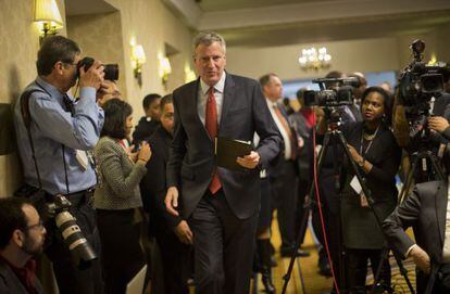 El alcalde de Nueva York, Bill de Blasio, llega a la rueda de prensa tras la reunión de alcaldes en Washington.