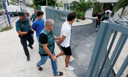 Guardias civiles entran con los detenidos a su apartamento en Benidorm para un registro, este miércoles.