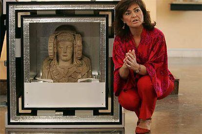 La ministra Carmen Calvo, junto a la Dama de Elche, en el Museo Arqueológico Nacional en mayo.