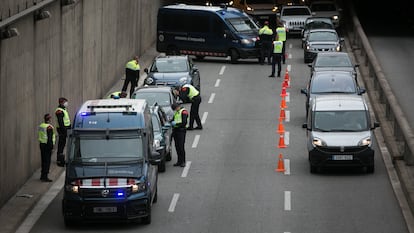 Control policial a la salida de Barcelona, el 9 de abril.