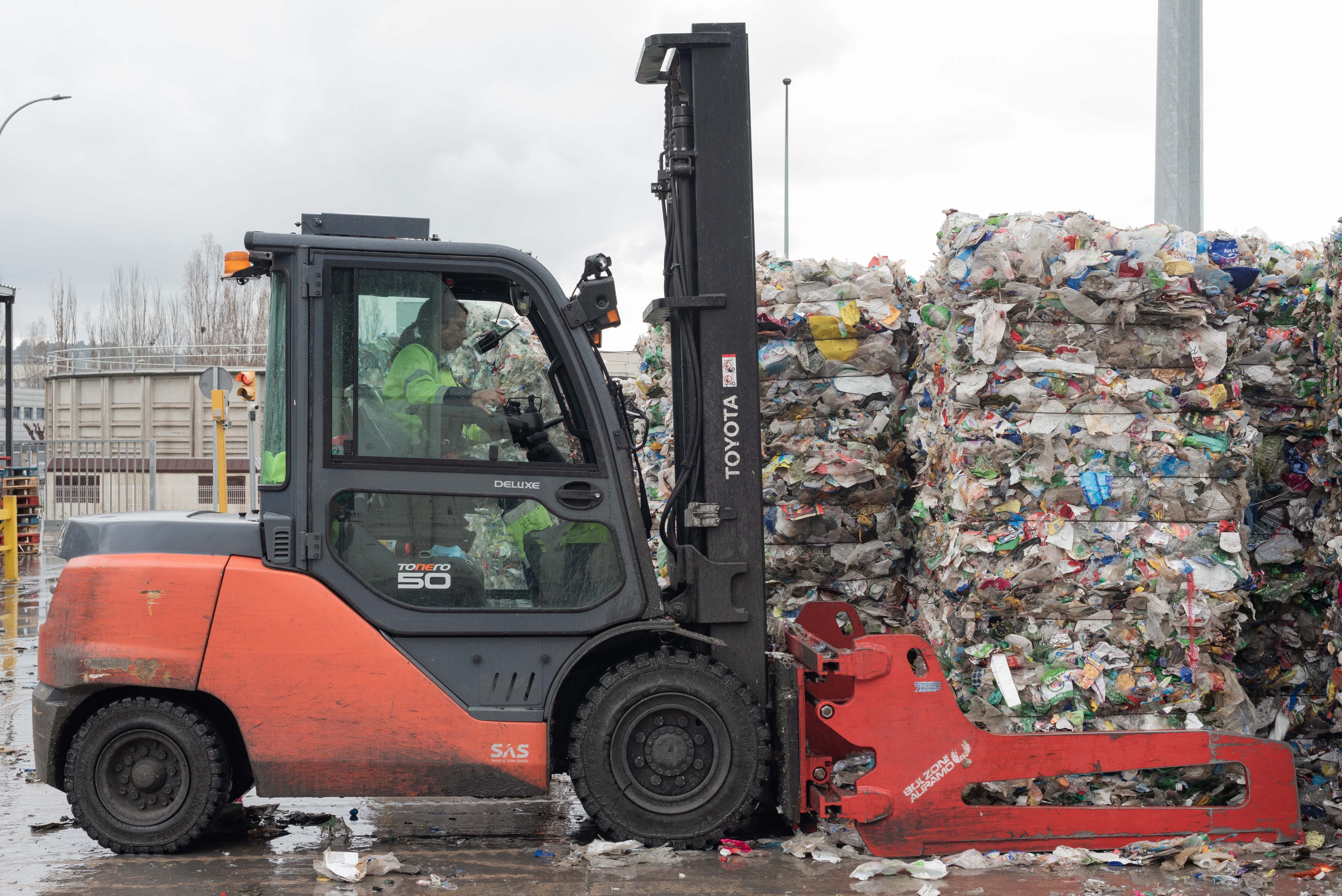 Los españoles ante el reciclaje: el 86% afirma que separa sus residuos, pero el 40% desconfía de que sean procesados correctamente