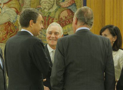 Carlos Dívar, tras jurar su cargo ante el Rey y el presidente del Gobierno en el palacio de la Zarzuela.
