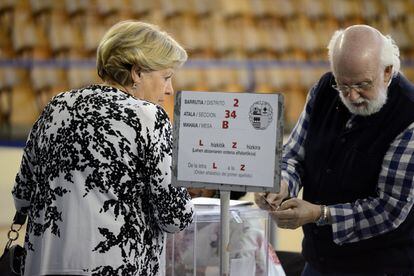 Ambient en un col·legi electoral de Vitòria durant les eleccions al parlament basc.