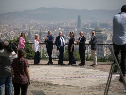 Los candidatos a la alcaldía de Barcelona posan ante la cámara del fotógrafo Massimiliano Minocri, con la ciudad de fondo en el mirador del Alcalde, un espléndido balcón sobre la ciudad, en la montaña de Montjuïc.