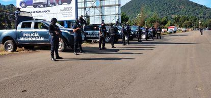 Miembros de la Guardia Nacional y de la policía de Michoacán realizaron un operativo en el municipio de Tangamandapio.