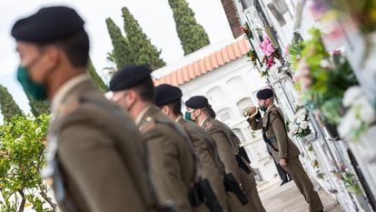 Soldados del Ejército de Tierra participan el pasado 3 de noviembre en un acto en el cementerio de Badajoz.