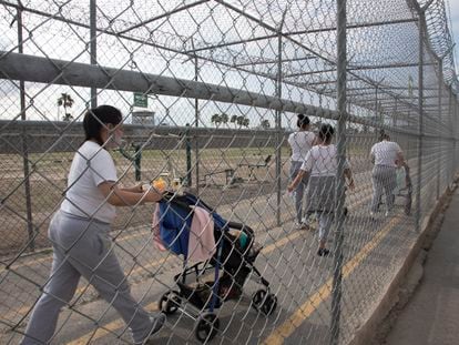 Mujeres presas arrastran los cochecitos con sus bebes dentro del Centro de Reinserción Femenil de Escobedo, en Monterrey (Nuevo León), el 18 de mayo.