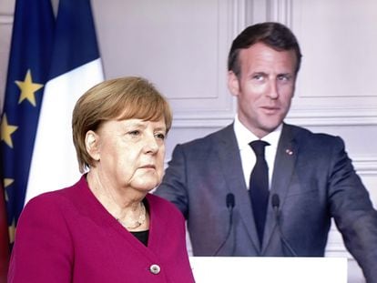 Angela Merkel llega a la conferencia de prensa conjunta con Emmanuel Macron (en la pantalla) en la sede de la Cancillería alemana, este lunes en Berlín.