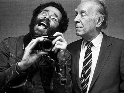 Autorretrato de Vasco Szinetar con Jorge Luis Borges en 1982.
