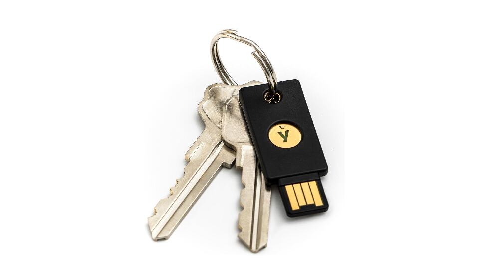 Esta llave USB permite a los usuarios proteger las cuentas en línea en todos sus dispositivos. YUBICO.