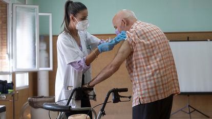 Una enfermera vacuna a un hombre contra la gripe y la Covid el pasado 17 de octubre en Sevilla.