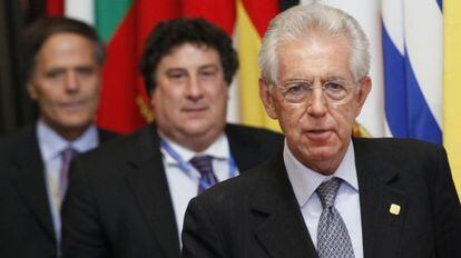 Monti, a la salida de la reuni&oacute;n de madrugada.