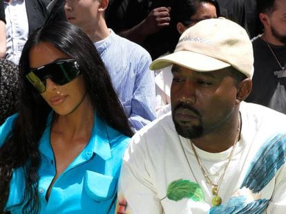Kim Kardashian y Kanye West este jueves en el desfile de Louis Vuitton en París.