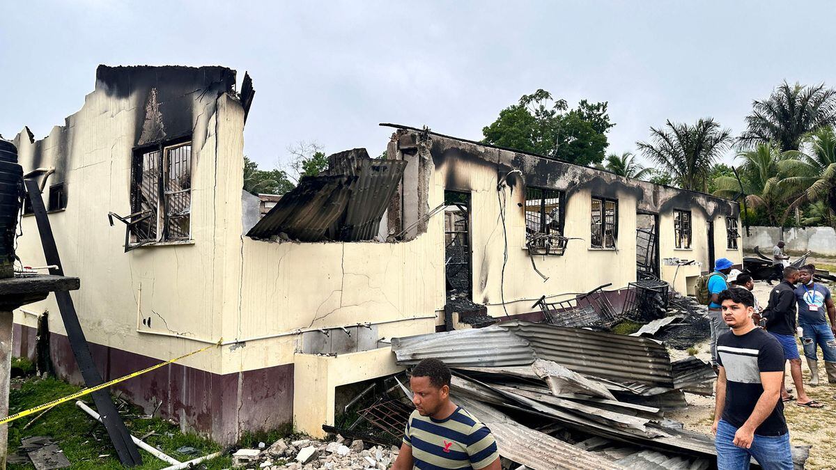 Al menos 19 niños mueren por un incendio en una escuela de Guyana | Vídeos | EL PAÍS