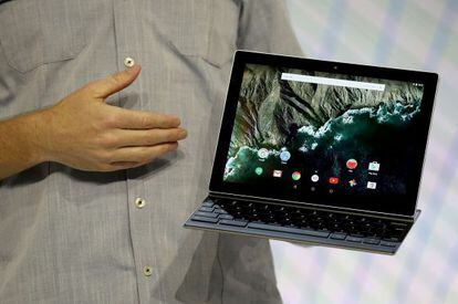 El director de producto de Google, Andrew Bowers, presenta el híbrido de portátil y tableta Pixel C.