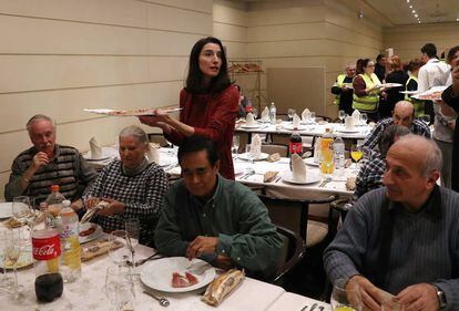 La presidenta del Senado, Pilar Llop. sirve platos durante la cena.