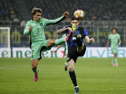 Griezmann disputa el balón a Bastoni durante el Inter-Atlético correspondiente a la ida de los octavos de final de la Champions League.