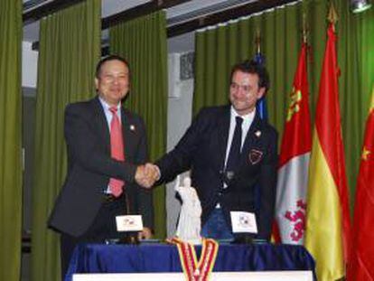 Fotografía facilitada por el Centro de Negocios Hispano-Chino, del presidente de la Corporación de Inversiones Jiachag, He Ming Hui (i), con Enrique García Agüera, el director de la Ciudad de la Educación San Gabriel de Aranda de Duero e impulsor del centro que se ha inaugurado hoy en esta ciudad burgalesa.