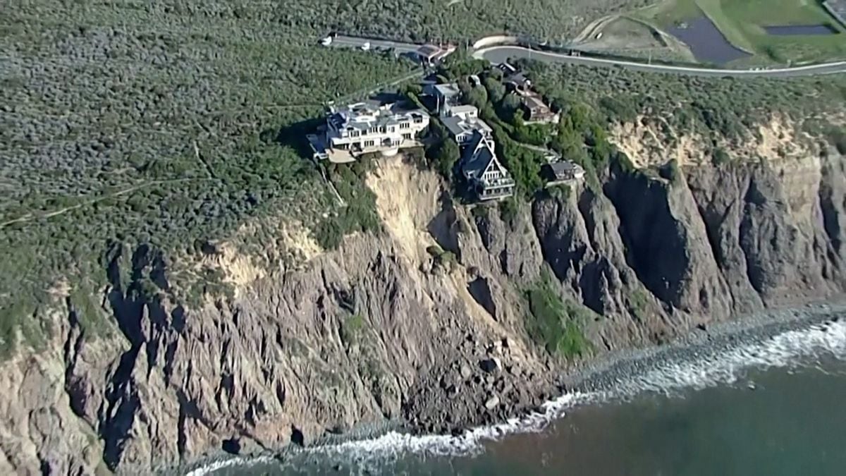 Three houses collapsed on the edge of a cliff in Southern California  International