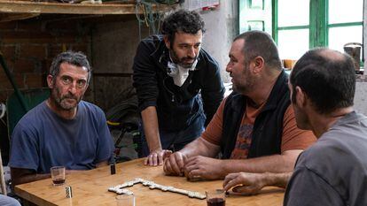 Rodrigo Sorogoyen, de pie, entre Luis Zahera (izquierda) y Denis Ménochet en el rodaje de 'As bestas'.