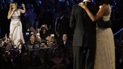 Beyonc&eacute; canta un tema en honor del presidente Barack Obama y su esposa Michelle, en un acto de enero de 2009. 