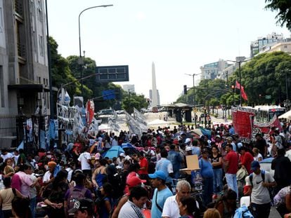 Manifestantes instalan un campamento en plena avenida 9 de Julio, una semana atr&aacute;s.