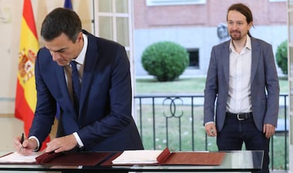  El presidente del Gobierno, Pedro Sánchez (i), y el secretario general de Podemos, Pablo Iglesias, durante la firma hoy en el Palacio de la Moncloa del acuerdo sobre el proyecto de ley de presupuestos para 2019.