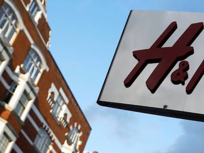 Logotipo de un establecimiento de H&amp;M en Londres.