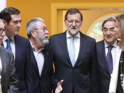 Mariano Rajoy, la ministra de Empleo, F&aacute;tima B&aacute;&ntilde;ez, y los representantes patronales y sindicales, el pasado diciembre. 