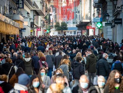 Calles centricas llenas por las compras de Navidad.