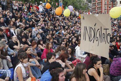 Concentración de jóvenes en la plaza del teatro Arriaga de Bilbao, en paralelo a la acampada de Madrid.