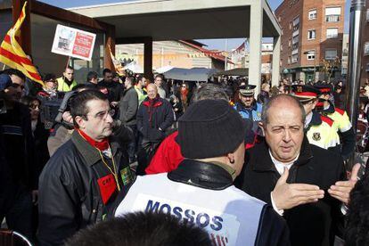 El consejero de la Generalitat, Felip Puig, es recibido con gritos, pancartas y silbidos en el Mercado de Vilanova del Camí.