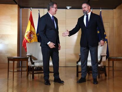 El líder de Vox, Santiago Abascal, tiende la mano al líder del PP, Alberto Núñez Feijóo, este martes en el Congreso.