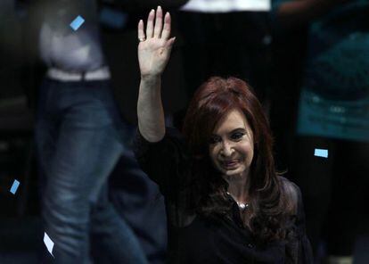 La presidenta de Argentina, Cristina Fernández de Kirchner saluda a sus seguidores en Buenos Aires.