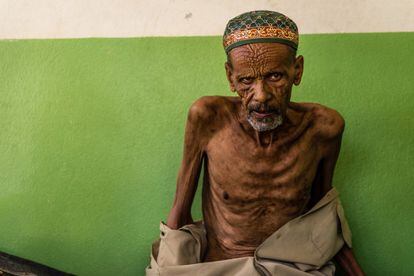 Para Ommar, esta no es la primera vez que la falta de lluvia amenaza con quitarle todo lo que tiene, pero reconoce que, a sus 50 años, nunca había vivido una sequía tan brutal. “He perdido todo mi ganado. No pude hacer nada”, relata.