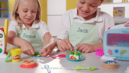 Dos niños jugando con plastilina de Playdoh en un vídeo promocional.