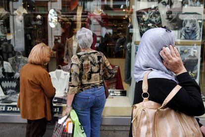 Tres mujeres ante una tienda de la calle Preciados de Madrid