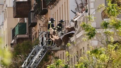 Operarios tras la explosión por un escape de gas en el número 35 de la calle de General Pardiñas en el distrito madrileño de Salamanca el pasado mes de mayo.