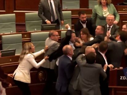 El Parlamento de Kosovo se enzarza en una pelea después de que un diputado opositor arroje agua al primer ministro