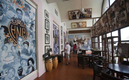 Fotos y carteles antiguos expuestos en el bar del Hotel Nacional, en La Habana.